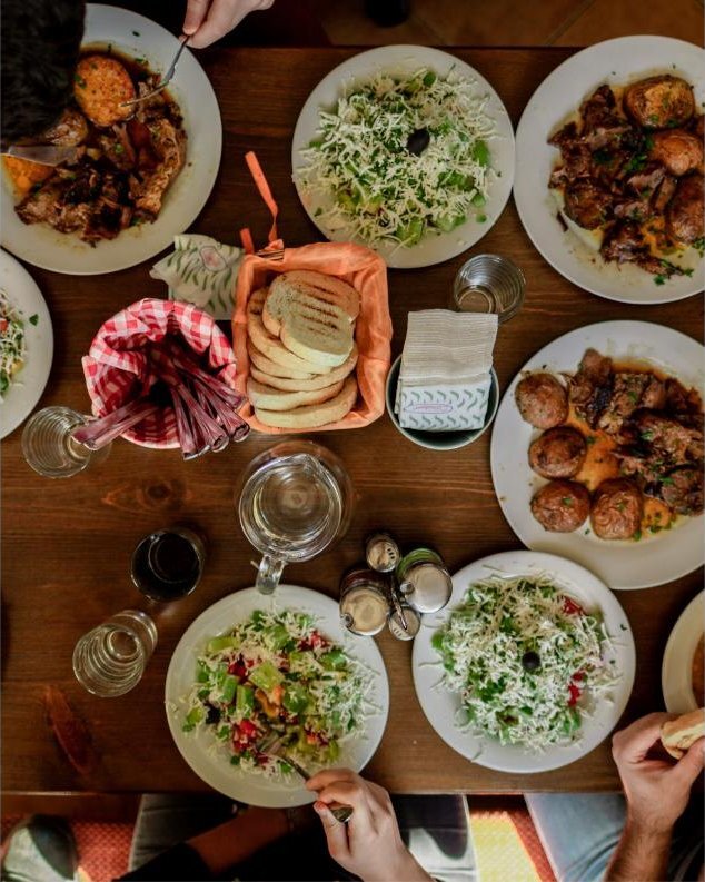 Mesa servida con platos caseros De Giani Foods